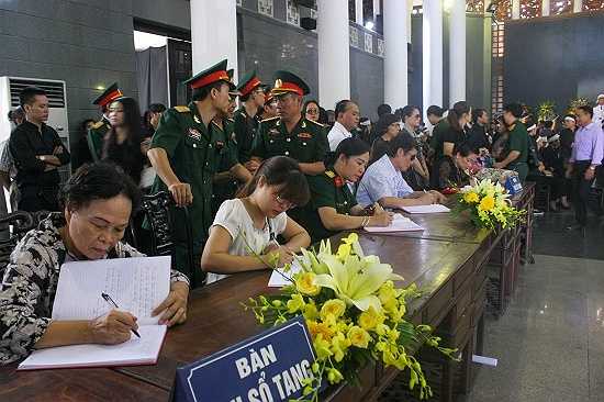 Rất nhiều người chờ viết sổ tang để gửi tới gia quyến của nhạc sĩ An Thuyên những lời chia buồn sâu sắc nhất và lời đưa tiễn tới cố nhạc sĩ.