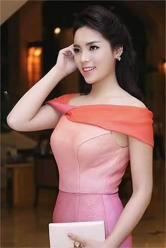 Chiếc ví gam hồng nhạt cầm tay có giá khoảng 12 triệu đồng. 