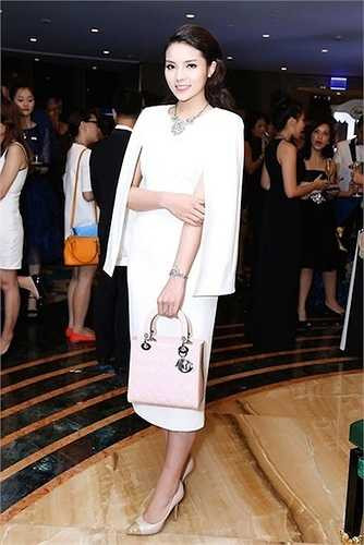 Túi xách hàng hiệu Lady Dior giá gần 80 triệu đồng.