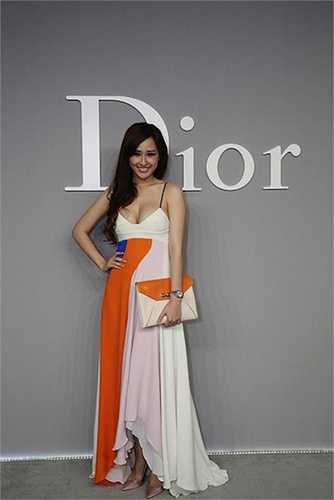 Mai Phương Thuý cũng từng bị giới mộ điệu chê vì mặc đầm hàng hiệu như áo ngủ do không vừa size vòng một. (Trung Ngạn)