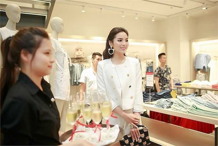 Bị chê xấu và quê, Hoa hậu Việt Nam 2014 liên tục đầu tư vào váy áo hàng hiệu.