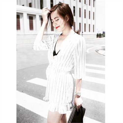 Hoàng Thùy Linh sexy, hờ hững nội y trong một shoot ảnh mới.