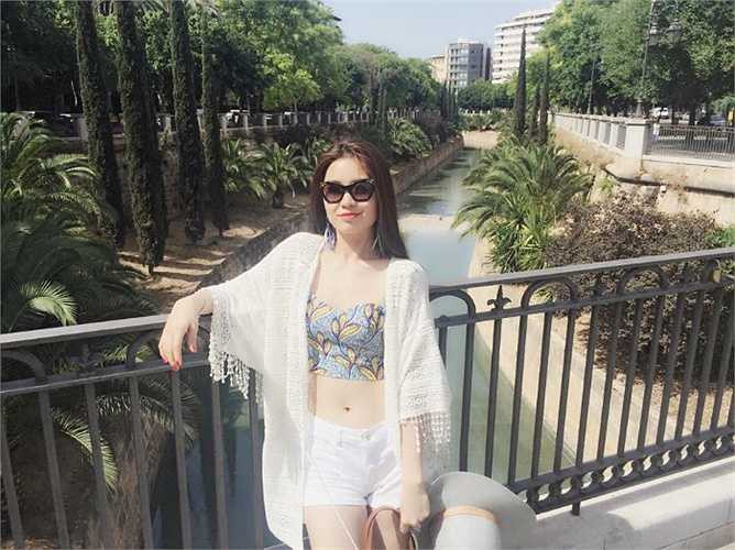 Á hậu Diễm Trang sexy với trang phục trẻ trung, năng động.