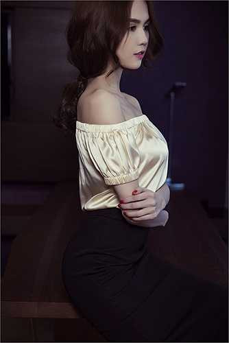 Vân khai thác vẻ đẹp và đường cong cơ thể, Ngọc Trinh lôi cuốn trong từng shoot hình.