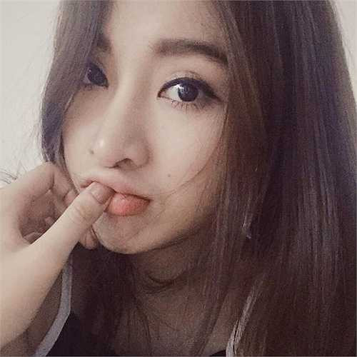 Angela Phương Trinh làm nũng đáng yêu.