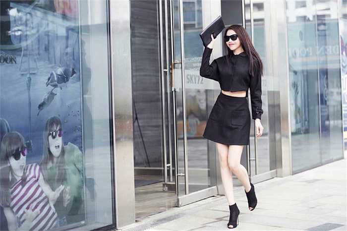 Thời trang đường phố của Trà Ngọc Hằng cũng rất án tượng.