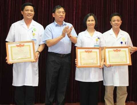 Khen thưởng đột xuất 18 y bác sỹ Bệnh viện Phụ sản Hà Nội