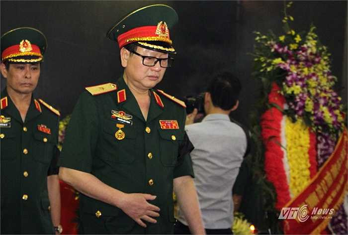 Đoàn Trường Văn hóa Nghệ thuật Quân đội Thiếu tướng, NSƯT, Nhạc sĩ Nguyễn Đức Trịnh, hiệu trưởng nhà trường vào viếng Thiếu tướng, nhạc sĩ An Thuyên.