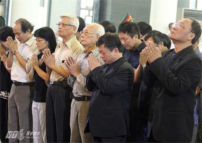 Đoàn Hội nhạc sĩ Việt Nam do Tiến sĩ, Nhạc sĩ Đỗ Hồng Quân - Chủ tịch Hội nhạc sĩ Việt Nam dẫn đầu vào viếng nhạc sĩ An Thuyên.