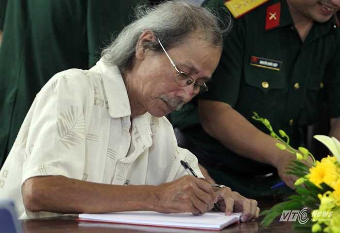 Đại diện gia đình nhạc sĩ Văn Cao ghi sổ tang.