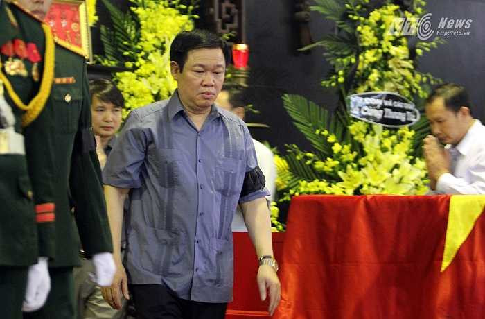 Đồng chí Vương Đình Huệ, Ủy viên Ban Chấp hành Trung ương Đảng Cộng sản Việt Nam, Trưởng ban Kinh tế Trung ương Đảng tới chia buồn cùng gia đình nhạc sĩ An Thuyên.