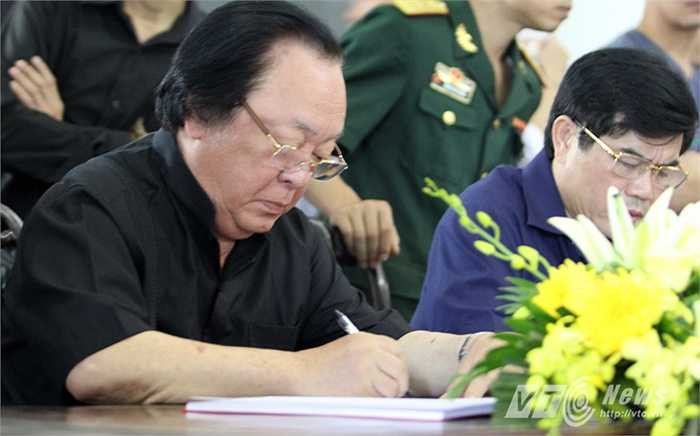 NSND Trung Kiên ghi sổ tang.