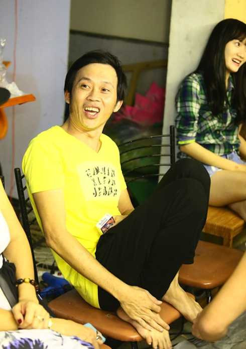 Có cát xê nhất nhì showbiz, là cái tên được săn đón nhiều nhất nhưng Hoài Linh lại có những sở thích vô cùng kỳ quái. Không cần nhà đẹp xe sang, Hoài Linh vẫn thích ở căn nhà bình thường có một chiếc giường tróc sơn, bóc vẩy và chỉ cách đất 3 tấc. Bỏ ngoài những danh hiệu 'Ông vua giải trí', 'Vua hài miền Nam'…, 'người đàn ông của công chúng' vẫn giữ nguyên nếp sống, cách ăn uống của 'người nhà quê'. Đặc biệt, không thích ăn 'cao lương mỹ vị', Hoài Linh lại thích ăn cơm với cá khô, nước mắm và không bao giờ đụng đến những đồ ăn bổ dưỡng như: tổ yến, bào ngư, vi cá…4