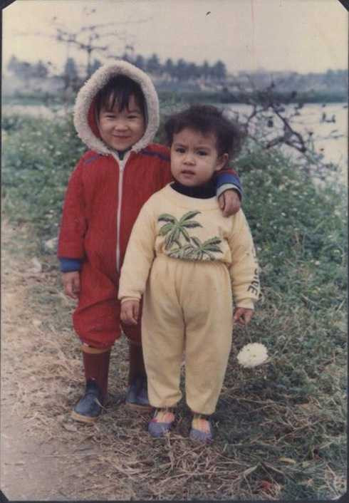 Có mẹ là nghệ sỹ múa nên ngay từ nhỏ, Hoàng Thùy Linh đã được kế thừa nhiều đường nét thanh tú cùng vẻ dịu dàng, duyên dáng của mẹ. Càng lớn, Hoàng Thùy Linh càng trở nên quyến rũ và nóng bỏng. Cô cũng là một trong những mỹ nhân hiếm hoi có gương mặt mộc hoàn hảo trong showbiz Việt.