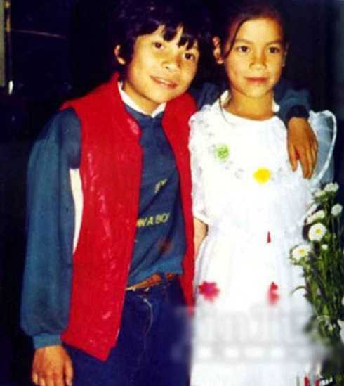 Tuy chưa thực sự thanh thoát như hiện tại nhưng ở tuổi niên thiếu, Hồ Ngọc Hà đã sở hữu nhiều nét đẹp rất Tây vì cha cô mang hai dòng máu Pháp - Việt. Đó là đôi mắt to, đường mày dài, chiếc miệng rộng với nụ cười tỏa nắng. Sau này, nữ ca sỹ có can thiệp vào sống mũi để đường nét trên gương mặt trở nên hoàn hảo hơn.