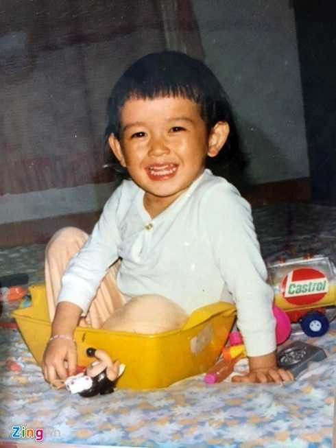 Ngày bé, Huyền My là một nhóc tì nghịch ngợm với mái tóc cắt ngắn và phong cách ăn mặc y hệt như một cậu con trai. Bố mẹ Huyền My từng tiết lộ, cô không thích kiểu điệu đà, dễ thương như nhiều cô bé khác. Thế nhưng, những đường nét trên gương mặt đã báo hiệu một mỹ nhân trong tương lai với đôi mắt, nụ cười thu hút. 