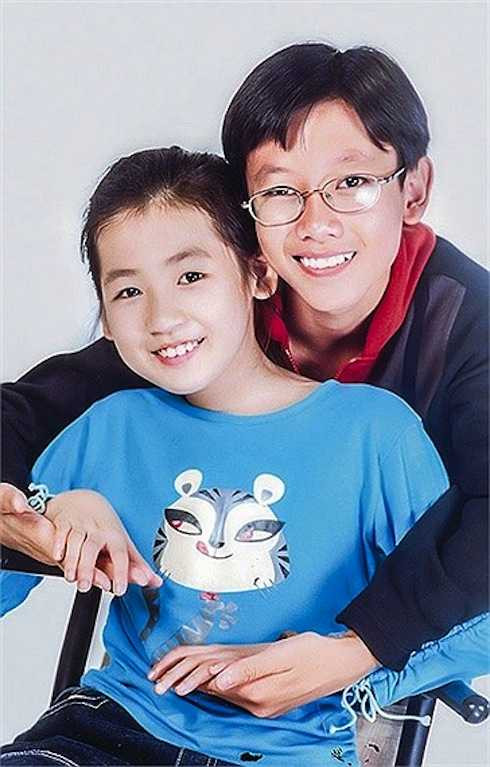 Dương Tú Anh từng là một cô bé mũm mĩm, đáng yêu trong những năm tháng đầu đời. Điểm cộng của Á hậu là khuôn miệng xinh xắn và làn da trắng không tì vết. Đôi mắt mí lót khá rõ nét ngày nào nay đã trở nên đẹp và cuốn hút hơn nhờ make up.