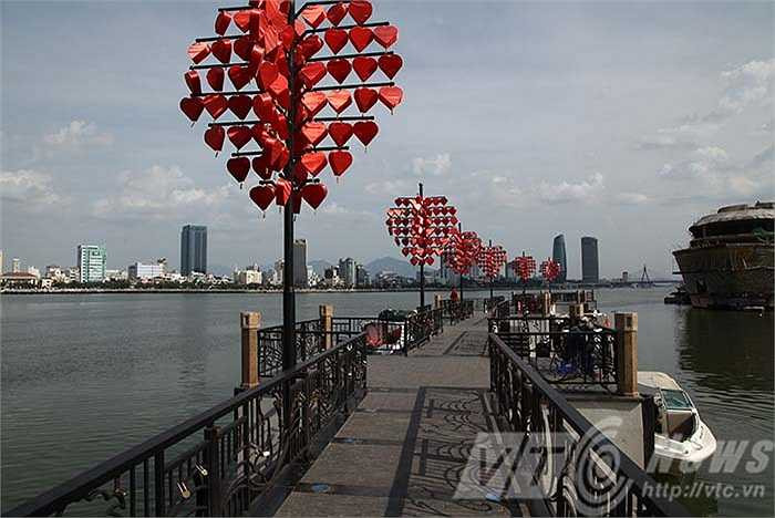 Khởi hành từ bến cầu tàu Tình yêu