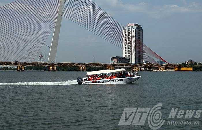 Mất chừng 20 di chuyển bằng ca nô cao tốc, du khách sẽ được ngắm 5 cây cầu độc đáo trên sông Hàn và thả mình trong không gian của vịnh Đà Nẵng khi nhìn về thành phố.