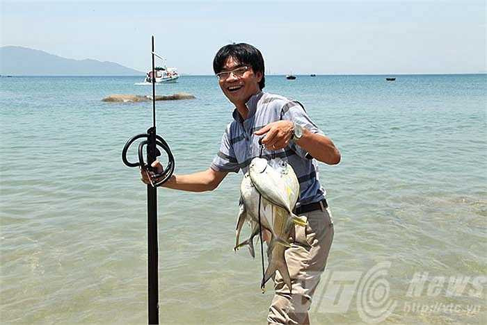 Du khách thích thú với sản phẩm thu được