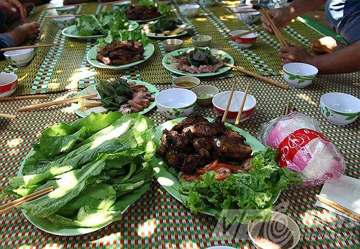 và tận hưởng những món ăn dân dã do chính người dân địa phương chế biến. Thực hiện: Xuân Mai