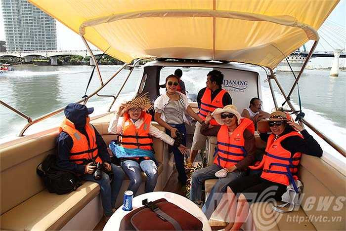 Du khách thích thú bước vào chuyến trải nghiệm mới