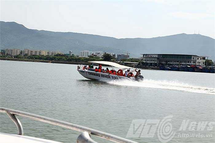 Ca nô cao tốc rẽ nước đưa du khách hành trình qua những cây cầu độc đáo