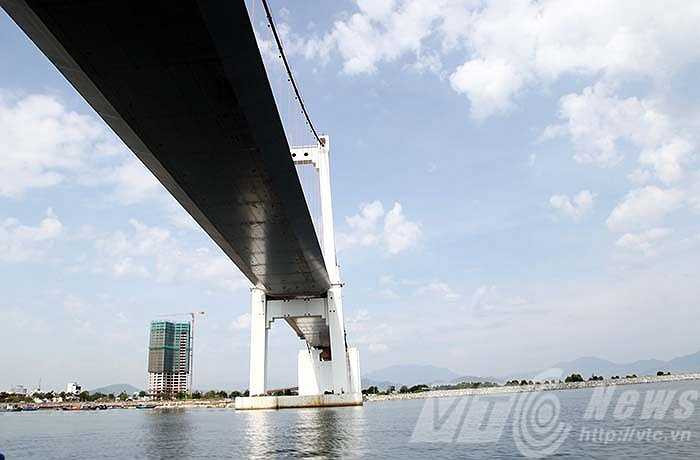 Cầu Thuận Phước như dải lụa vắt qua cửa Hàn