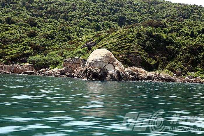 Những mõm đá kỳ thú, như những chú cá voi nằm phơi mình dưới nắng biển