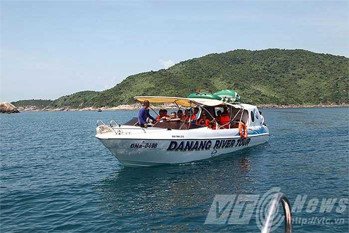 Mất chừng 5 phút di chuyển từ bãi Sụng Cỏ, du khách có mặt tại đảo Ngọc để khám phá đáy đại dương