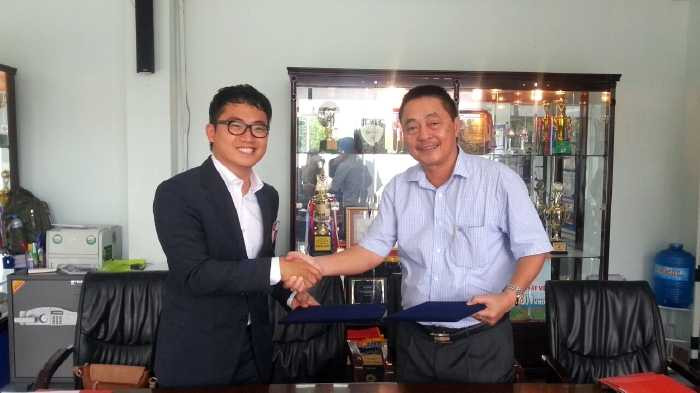 GĐĐH PVF - Nguyễn Xuân Nam (bên phải) trong buổi kí kết hợp tác với đội bóng Busan l'park của Hàn Quốc (Ảnh: PVF)