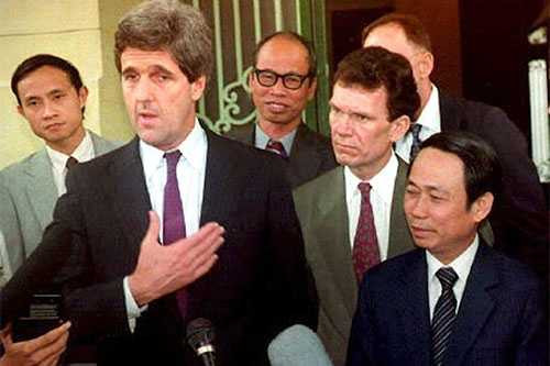 Thứ trưởng Lê Mai (bên phải) và Thượng nghị sĩ John Kerry trả lời các nhà báo sau phiên họp tại Hà Nội tháng 11/1992