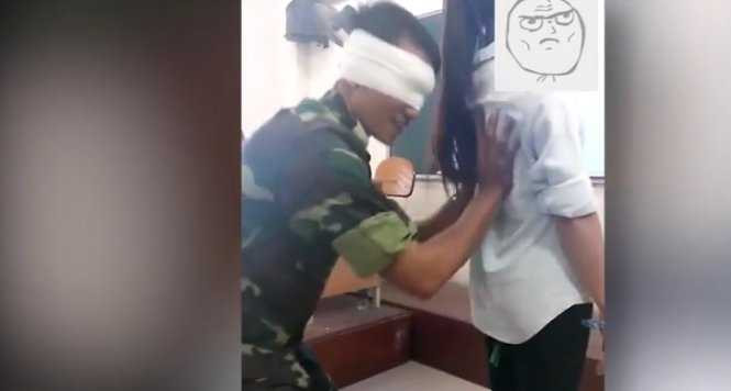 Clip thầy dạy quân sự bịt mắt sờ nữ sinh, dân mạng bất bình