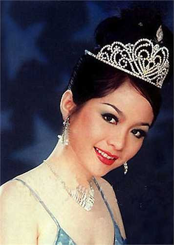 Không chỉ sở hữu nhan sắc vẹn toàn với đôi mắt to tròn, sống mũi cao và khuôn miệng xinh xắn, cô còn được đánh giá cao nhờ trí tuệ với câu trả lời phẩn thi ứng xử thông minh, đầy hiểu biết.