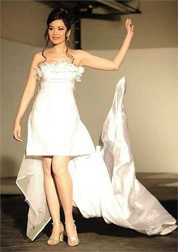 Hình ảnh hiếm hoi của cô trên sàn catwalk.