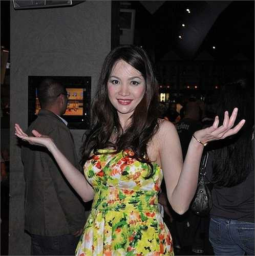 Ngoài những hình ảnh được cô chia sẻ trên trang cá nhân, không ai biết được thông tin về người đẹp.