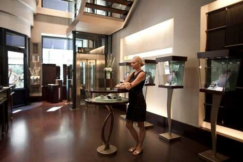 Dân Hy Lạp đổ xô tiêu tiền