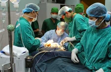 Đùa nghịch lúc tắm, bị rách vùng kín