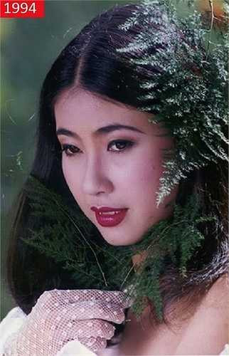 Hà Kiều Anh đăng quang Hoa hậu VN năm 1992 khi mới 16 tuổi. Nhan sắc của cô thời ấy làm say đắm nhiều người và được nhiều nhiếp ảnh gia ưu ái. 