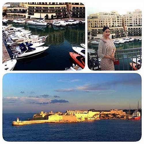 Cô từng ghé thăm hòn đảo Malta tuyệt đẹp. 'Cuối cùng thì mình cũng được đặt chân lên hòn đảo tuyệt đẹp này - Malta. Đứng từ xa ngắm nhìn thành phố lúc hoàng hôn lại càng thấy đẹp hơn'. 
