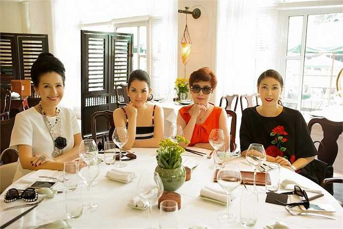 Ngoài thời gian chăm sóc con, Kiều Anh còn thường xuyên tham gia những bữa tiệc với những người bạn thân. 