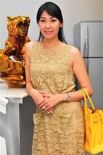 Tuy không khoe khoang, nhưng ai cũng biết tủ đồ hiệu của Hoa hậu Việt Nam 1992 không thiếu những món đồ lên đến hàng trăm triệu đồng.