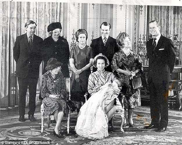 Lễ rửa tội cho cháu trai đầu tiên của nữ hoàng Elizabeth II, Peter Phillips, là con của Công chúa Anne và Quận công Phillips