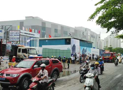 Sập giàn giáo công trình ở Sài Gòn, nhiều người bị thương