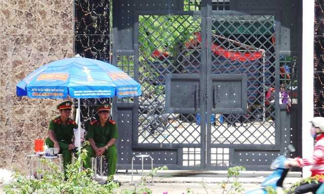 Thảm sát ở Bình Phước: Nhân chứng nói có 2 người ngồi gần biệt thự trước án mạng