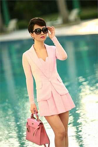 Nữ diễn viên đã tham gia đóng hơn 30 bộ phim với nhiều vai diễn khác nhau trong cả điện ảnh lẫn truyền hình: Bước chân hoàn vũ (2009), Lối rẽ (2010), Đời như tiệc, Những kẻ 2 mặt (2014)... 