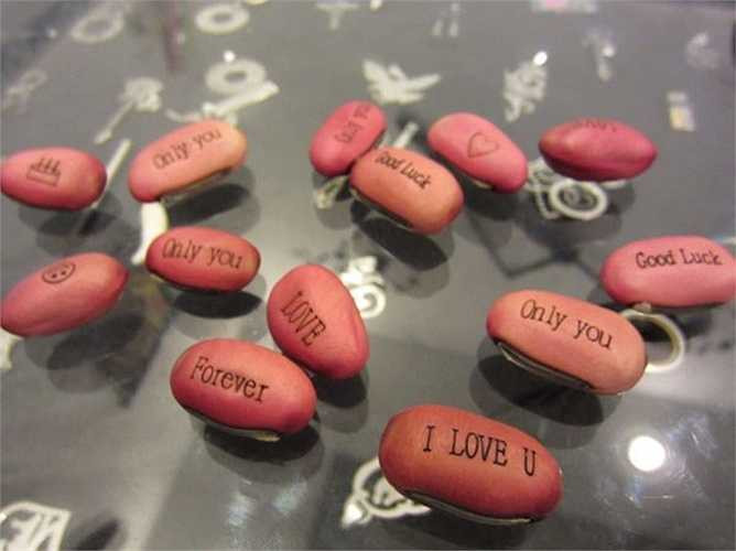 Minh Anh (sinh viên đại học Thăng Long) cho biết: 'Tôi thích mua hạt đậu vì cây mọc lên độc, lạ, chăm sóc cũng không cầu kỳ quá, nhất là với những người bận rộn thường xuyên. Hơn nữa, thông điệp khắc trên hạt đậu khá phong phú để lựa chọn. Gieo hạt trong chậu nhỏ rồi làm quà tặng cũng rất ý nghĩa'.