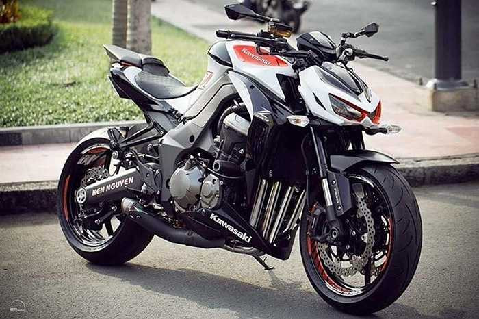 Ngoài việc dán vỏ, những chiếc Kawasaki Z1000 này còn gắn thêm khá nhiều món đồ chơi như pô xe, chống đổ, gương chiếu hậu...