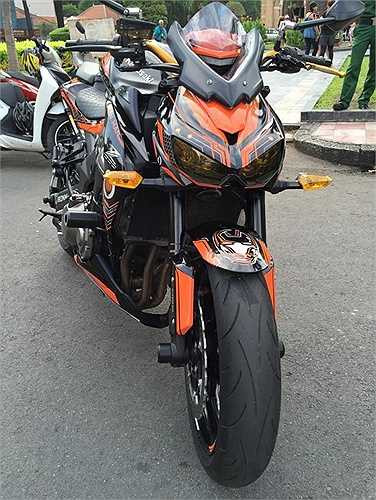 Toàn bộ 5 chiếc Z1000 đều thuộc thế hệ thứ 4 ra mắt cuối năm 2013. Naked bike của Kawasaki sở hữu động cơ 1.043 phân khối, 4 xi-lanh thẳng hàng, làm mát bằng dung dịch, 4 van mỗi xi-lanh, công suất 142 mã lực và mô-men xoắn cực đại 111 Nm.