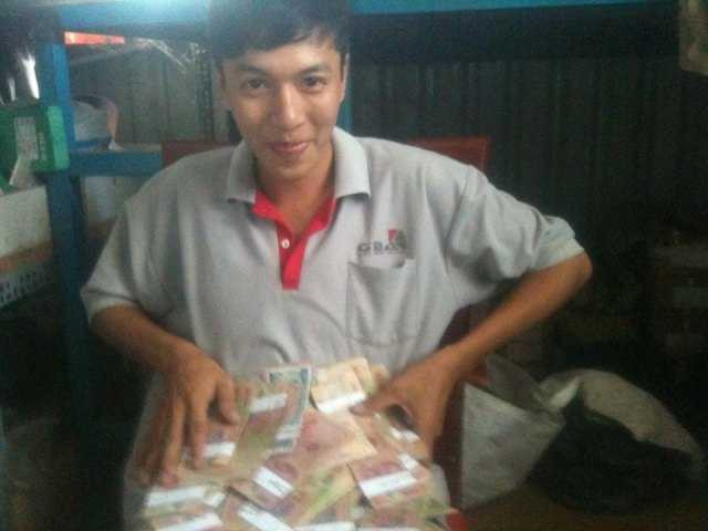 Dương khoe tiền và đặt câu hỏi "Nhiêu đây đi club được mấy ngày"?